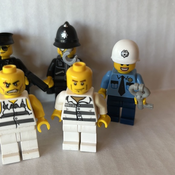 Policeman and woman with criminals Lego Set - Picture 3 of 4